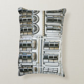 白コンクリート建物昼間時 アクセントクッション (裏面(縦))