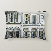 白コンクリート建物昼間時 アクセントクッション (裏面)