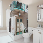 白コンクリート製の茶色の木製ドア建物 シャワーカーテン (インサイチュ)