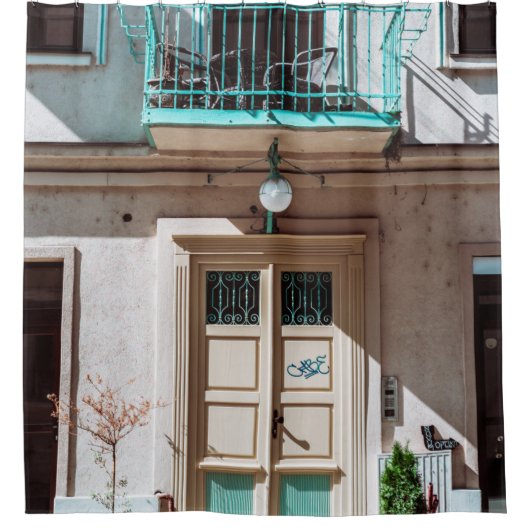 白コンクリート製の茶色の木製ドア建物 シャワーカーテン (正面)