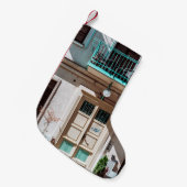 白コンクリート製の茶色の木製ドア建物 スモールクリスマスストッキング (正面 (吊り時))