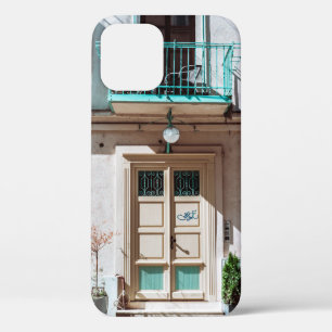白コンクリート製の茶色の木製ドア建物 iPhone 12ケース
