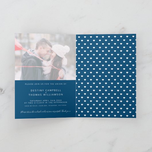 白シンプル青ハート写真は折り畳ま結婚れた 招待状 (内部)