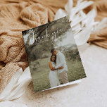 白スクリプト写真結婚の感謝の折り畳みカード サンキューカード<br><div class="desc">結婚式の日から結婚のサンキューカードをイメージし素晴らして、皆が喜んで受け取る！このカスタマイズハガキは写真とお気に入りのメッセージを内側に結婚簡単に入れて使える。</div>