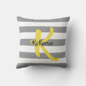 白ストライプののグレーと黄パーソナライズされた色 クッション (裏面)
