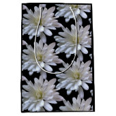 白デイジー模様の白い花 ミディアムペーパーバッグ (正面)