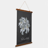 白ハイビスカスフラワーブーケパーソナライズされた 吊り下げ型タペストリー (傾斜あり)