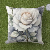 白バラとバラの芽、シルバー離れ アウトドアクッション (芝生)