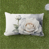 白バラとバラの芽、シルバー離れ アウトドアクッション (芝生)