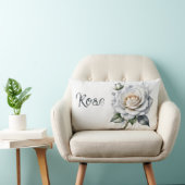 白バラとバラの芽、シルバー離れ ランバークッション (椅子)