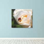 白バラ花とレディーバグ。フローラ自然 キャンバスプリント (インサイチュ (ウッドフロア))