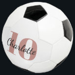 白バラ金ゴールドモノグラムイニシャル名番号 サッカーボール<br><div class="desc">白い背スタイリッシュ景、黒とバラの金ゴールド色の文字。名前とプレイヤー番号をカスタマイズして追加する。あなたのモノグラムイニシャルは背景パターンとして。</div>