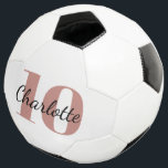 白バラ金ゴールドモノグラムイニシャル名番号 サッカーボール<br><div class="desc">白い背スタイリッシュ景、黒とバラの金ゴールド色の文字。名前とプレイヤー番号をカスタマイズして追加する。あなたのモノグラムイニシャルは背景パターンとして。</div>