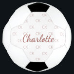 白バラ金ゴールドモノグラムイニシャル名 サッカーボール<br><div class="desc">白い背スタイリッシュ景とバラ金ゴールドの色の文字。モノグラムのイニシャルと名前をカスタマイズして追加する。あなたのモノグラムイニシャルは背景パターンとして。</div>