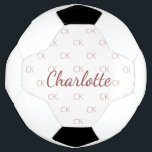 白バラ金ゴールドモノグラムイニシャル名 サッカーボール<br><div class="desc">白い背スタイリッシュ景とバラ金ゴールドの色の文字。モノグラムのイニシャルと名前をカスタマイズして追加する。あなたのモノグラムイニシャルは背景パターンとして。</div>