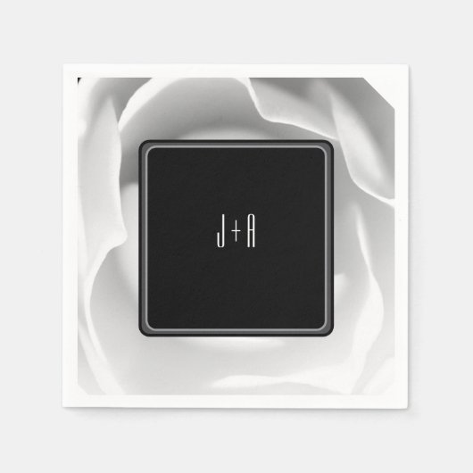 白バラ | エレガントフローラデザインオンブラック スタンダードカクテルナプキン (正面)