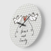 白パーソナライズされたいハト結婚の贈り物アクリルラーグ ラージ壁時計 (傾斜)