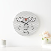 白パーソナライズされたいハト結婚の贈り物アクリルラーグ ラージ壁時計 (ホーム)