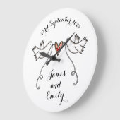 白パーソナライズされたいハト結婚の贈り物アクリルラーグ ラージ壁時計 (傾斜)
