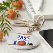 白パーソナライズされたと青のバスケットボールジャージー キーホルダー (側面)