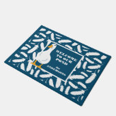 白パーソナライズされた鴨と羽毛ネイビーブルー ドアマット (アングル)