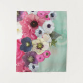 白ピンクのバラ，アネモネの花，ティール（緑がかった色）アクアブルー タペストリー (正面)