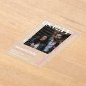 白ピンク矢印タイポグラフィ結婚写真 アクリル招待状 (レイダウン)