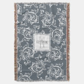 白ファンシースクロール葉の- パーソナライズされた スローブランケット (正面縦)