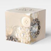 白フェイク真珠とダイアモンドボタ結婚ン フェイバーボックス (正面サイド)