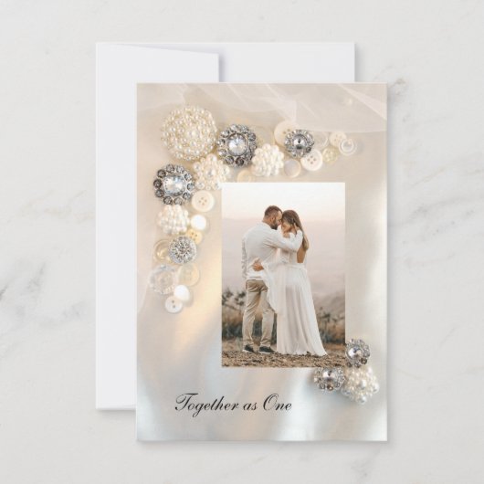 白フェイク真珠とダイヤモンドのボタ結婚ン セーブザデート (正面)