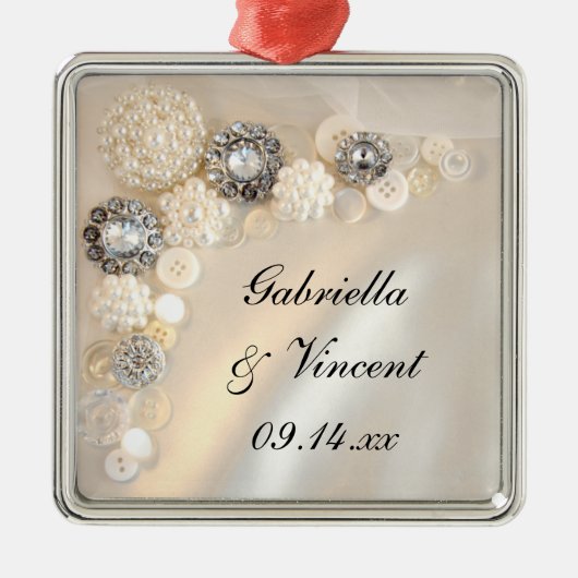 白フェイク真珠とダイヤモンドのボタ結婚ン メタルオーナメント (正面)