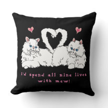 白ペルシャ猫とハート装飾用クッション
