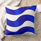 白ポリエステル装飾用クッションの青いリボン。 クッション (ブランケット)