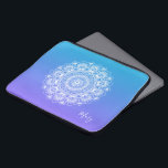 白マンダラ紫と青モノグラムグラデーション ラップトップスリーブ<br><div class="desc">紫エレガントと白の華美背景の上に白いヴィンテージフローラのグラデーション曼荼羅。オプション名monogram。</div>