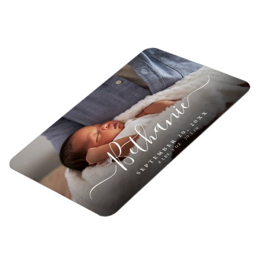 白ミニマルいスクリプトベビー名オーバーレイベビー写真 マグネット (左側)