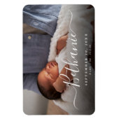 白ミニマルいスクリプトベビー名オーバーレイベビー写真 マグネット (縦)