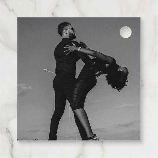 白モダンと黒のスクリプトカップルの写真結婚 フェイバータグ (裏面)