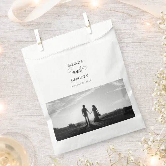 白モダンと黒のスクリプトカップルの写真結婚 フェイバーバッグ (クリップ留めされた状態)