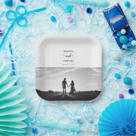 白モダンと黒のスクリプトカップルの写真結婚 ペーパープレート (パーティー)