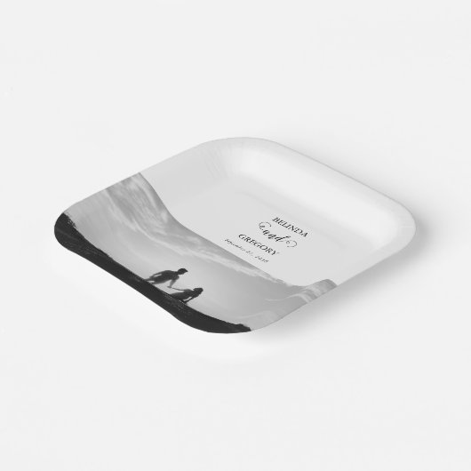 白モダンと黒のスクリプトカップルの写真結婚 ペーパープレート (傾斜あり)