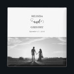 白モダンと黒のスクリプトカップルの写真結婚 マグネット<br><div class="desc">白と黒の美しい書道のスクリプトデザインがカップルの写真を紹介する。モダンデザイン結婚とカップルの写真ミニマル要素。書結婚跡や白黒のデザインや写真写真の文房具を愛する人のための理想的な結婚好意デザイン。一致する結婚式招待状や他の文房具も用意。</div>