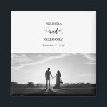 白モダンと黒のスクリプトカップルの写真結婚 マグネット<br><div class="desc">白と黒の美しい書道のスクリプトデザインがカップルの写真を紹介する。モダンデザイン結婚とカップルの写真ミニマル要素。書結婚跡や白黒のデザインや写真写真の文房具を愛する人のための理想的な結婚好意デザイン。一致する結婚式招待状や他の文房具も用意。</div>