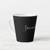 白モダンのスクリプトタイポグラフィ名(黒) カフェラテマグ (左アングル)