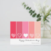 白モダンハートの赤とピンクのバレンタストライプイン ポストカード (スタンド正面)