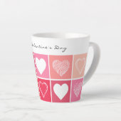 白モダンハート赤とピンク色バレンタイン カフェラテマグ (右アングル)