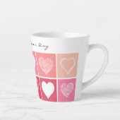 白モダンハート赤とピンク色バレンタイン カフェラテマグ (右)