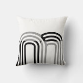 白モダンモノトーンの黒イニシャルパターン クッション (裏面)