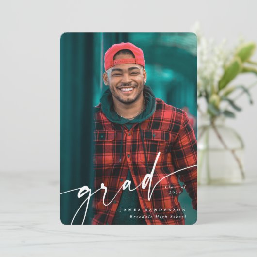 白モダン文字オーバーレイ2枚の写真卒業 案内状 (スタンド正面)