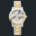 白モダン灰色の大理石と金ゴールドリボン 腕時計<br><div class="desc">紋章パーソナライズされた付きエレガントのモダン時計。白い、黒い、煙のような灰色の大理石に細い金ゴールドのリボンがフェイクパターン全体に渦巻く。縞模様の下の淡いピンク色のグラデーション背景。</div>
