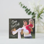 白モダン筆スクリプト日付を保存結婚する ポストカード (スタンド正面)